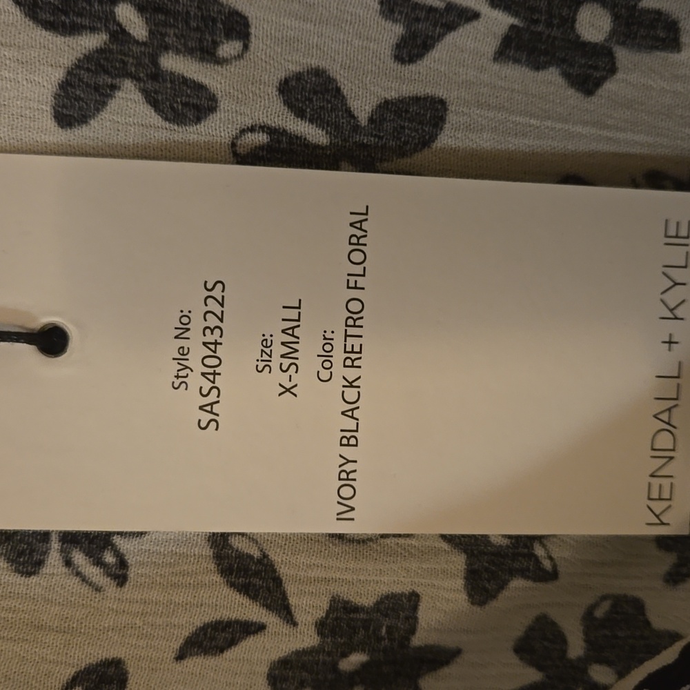 Nwt kendall and kylie floral Black and Cream Women's skirt size xs (bin xl) - Picture 3 of 5